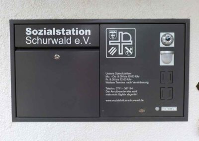 Beschriftung für die Sozialstation Schurwald auf vorhandenen Briefkasten
